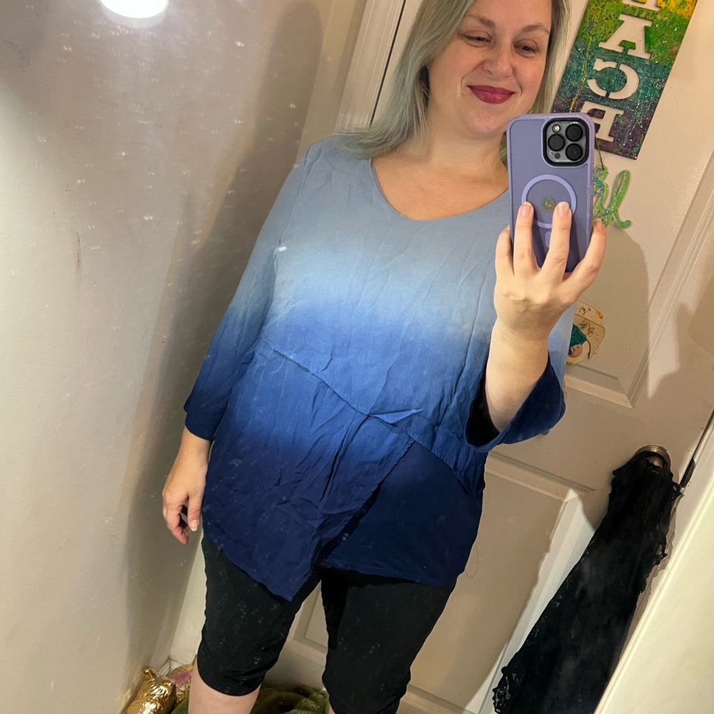 CHICOS SIZE 2 M/L NAVY BLUE OMBRร FLOWY TOP